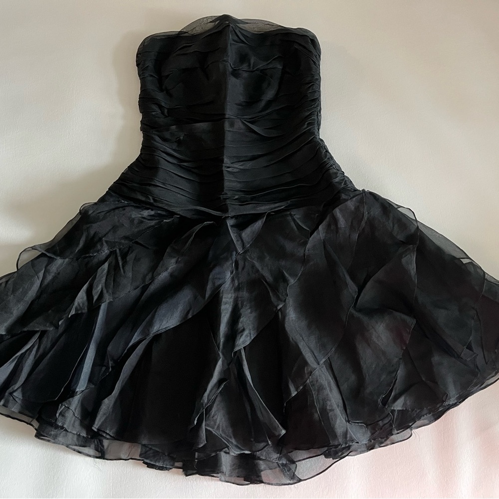 elegant dress for party, thin and delicate fabric.  semi new (used once time)